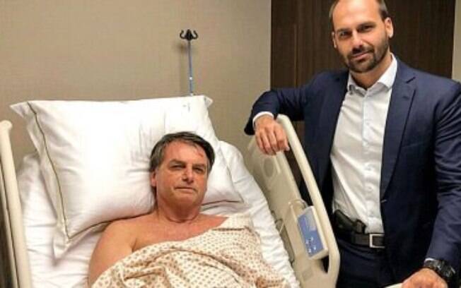 Carlos Bolsonaro foi visitar seu pai no hospital carregando uma arma.