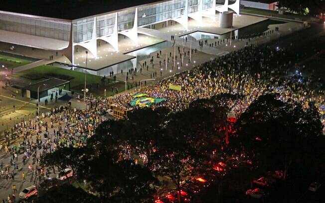 Manifestantes protestam em frente ao Palácio do Planalto após divulgação de conversas entre Dilma e Lula, nesta quarta-feira (16). Foto: Dida Sampaio/Estadão Conteúdo - 16.03.2016