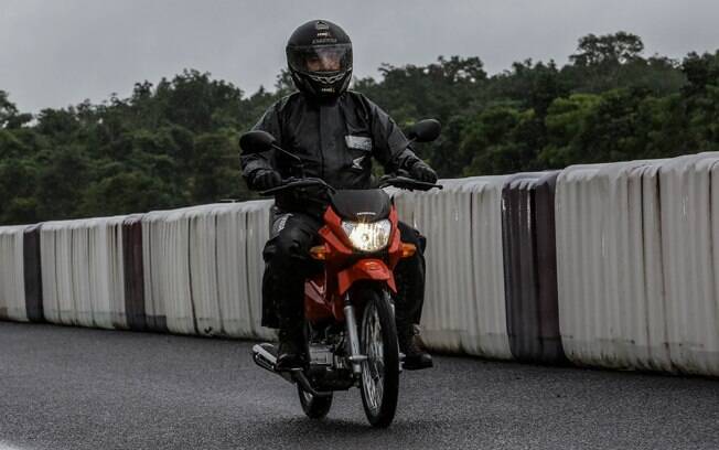 O peso de apenas 87 kg da Honda Pop 110i a torna leve e ágil entre suas principais características