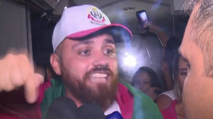 Carnavalesco da Mangueira manda recado a Bolsonaro: "carnaval é isso aqui"