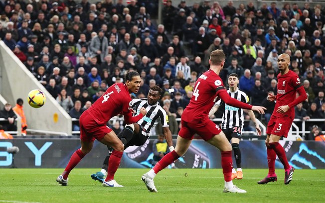 Liverpool bate Newcastle, fora de casa, e se aproxima da zona da Champions