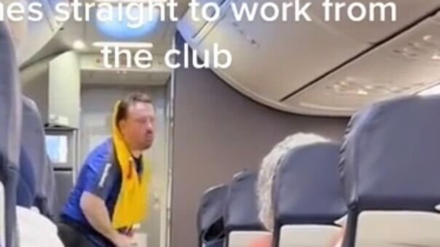Comissário dança em avião e viraliza 