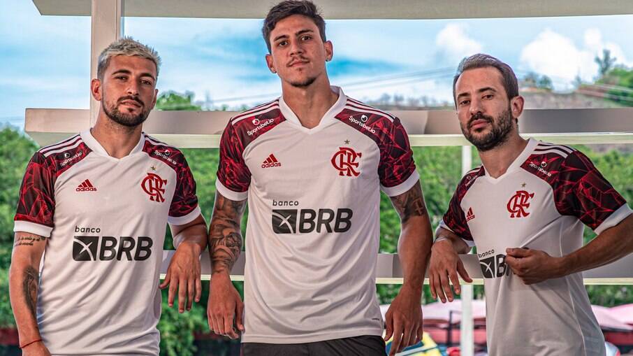 Arrascaeta, Pedro e Everton Ribeiro posam com a camisa 2 do Flamengo