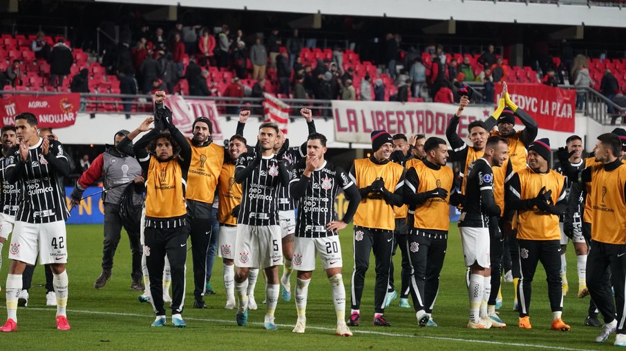 Corinthians reencontra estádio mítico e trave alvinegra; relembre Corinthians reencontra estádio mítico e trave alvinegra; relembre