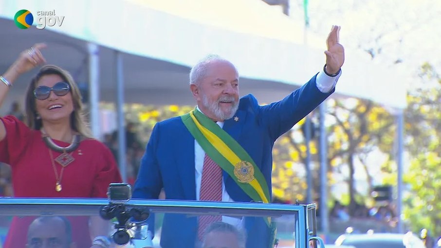 Lula e Janja desfilam em carro aberto no 7 de setembro