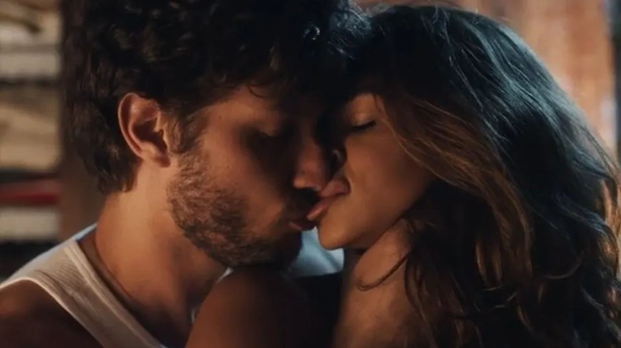 Chay Suede e Lucy Alves protagonizaram cenas de sexo em 'Travessia'