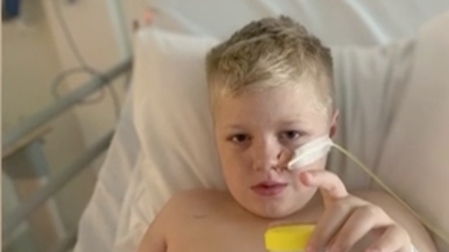 Menino passa por cirurgia para remover um brinquedo de plástico na Australia