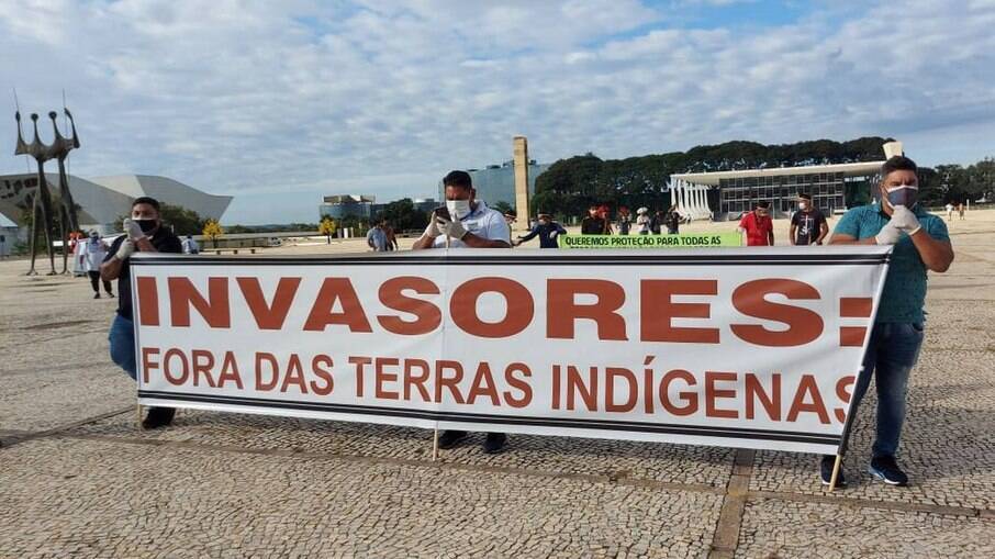 Indígenas fazem manifestação na praça dos Três Poderes