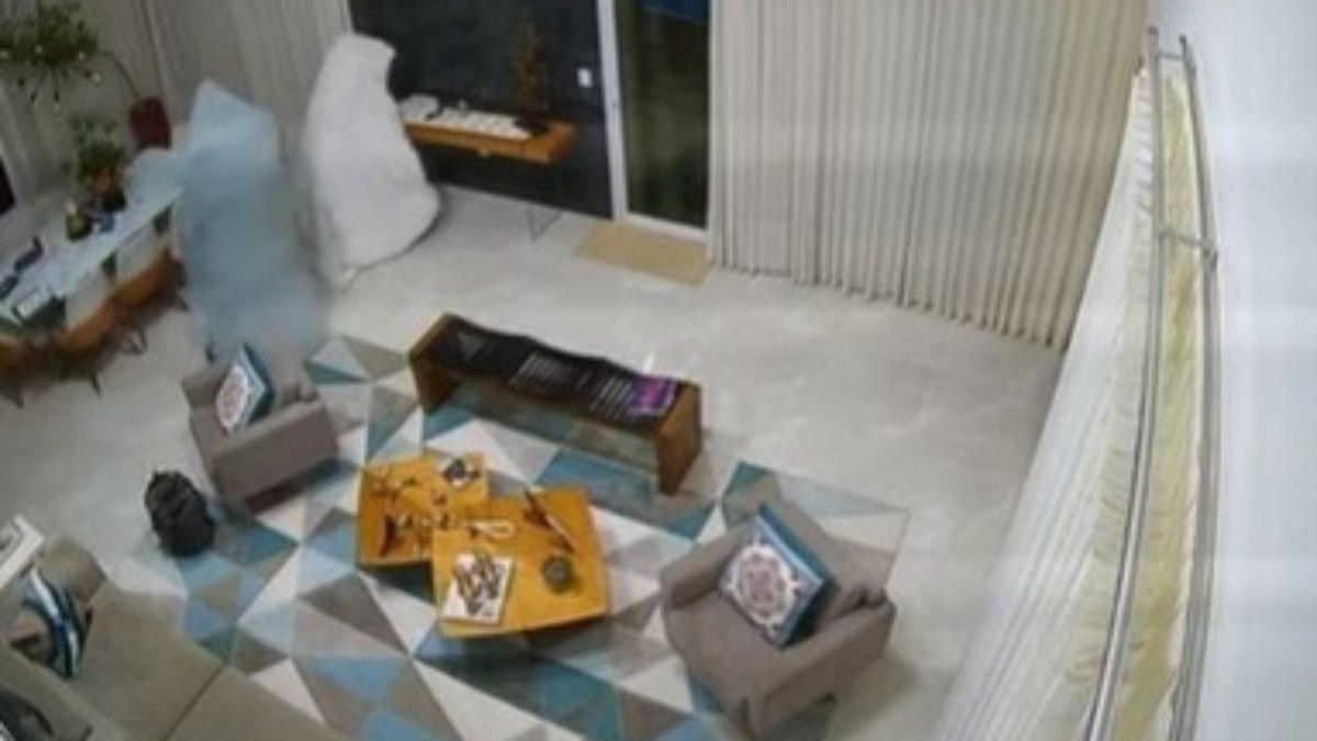 Vídeo: ladrões "fantasma" se cobrem com lençóis e "limpam" apartamento