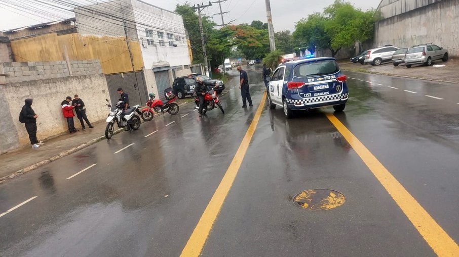 A ação promove a fiscalização de motos e motociclistas no intuito de identificar veículos roubados ou com documentos atrasados, bem como coibir a perturbação da ordem pública. A ação promove a fiscalização de motos e motociclistas no intuito de identificar veículos roubados ou com documentos atrasados, bem como coibir a perturbação da ordem pública.