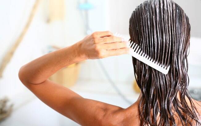 A hidratação semanal ajuda a manter a saúde dos cabelos, o brilho e a beleza dos fios