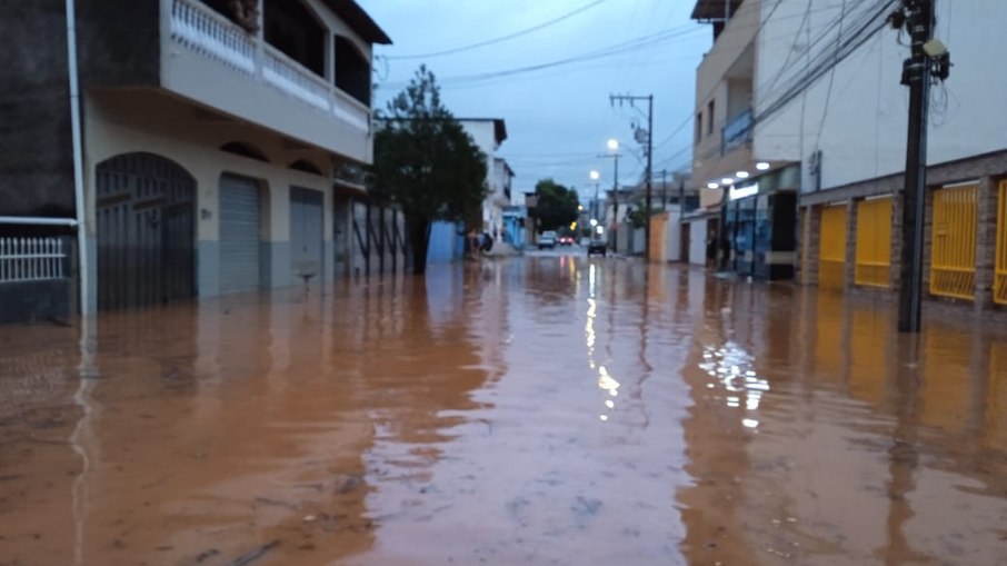 Ruas de Ipatinga após madrugada de 80mm de chuva