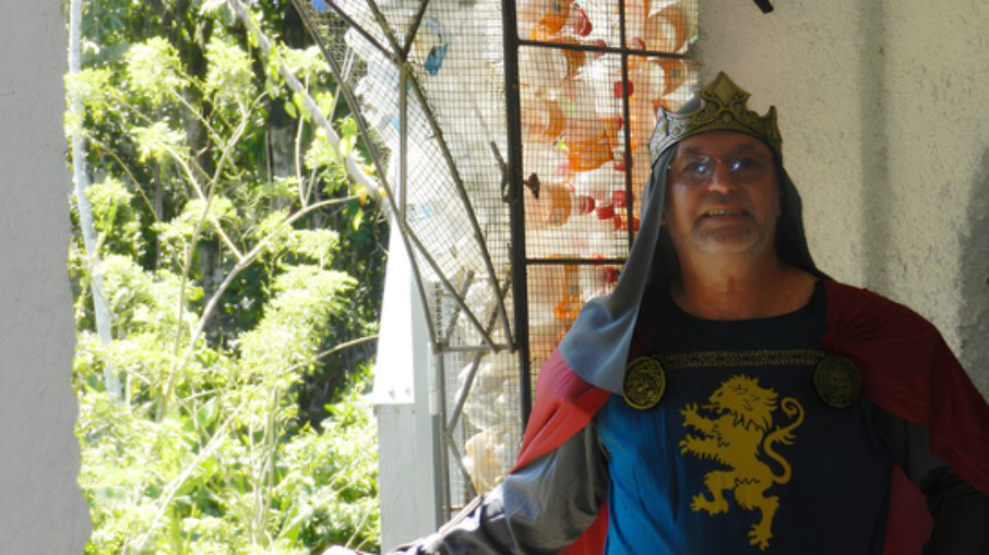Homem constrói vila inteira com mais de 1 milhão de garrafas PET Homem constrói vila inteira com mais de 1 milhão de garrafas PET
