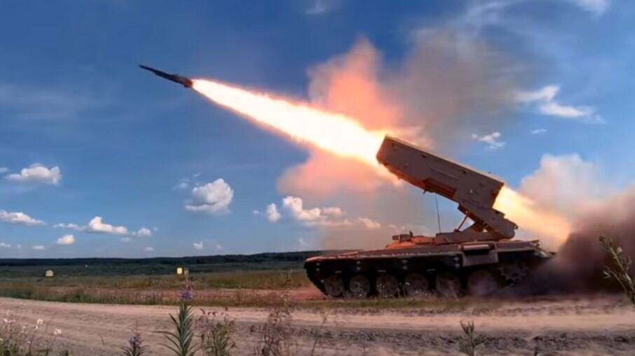Lançador de foguetes TOS-1A teria sido usado para soltar bombas termobáricas na Ucrânia