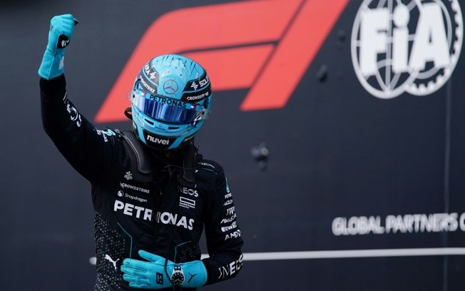 George Russell comemora a pole position após o treino de classificação do GP do Canadá de F1