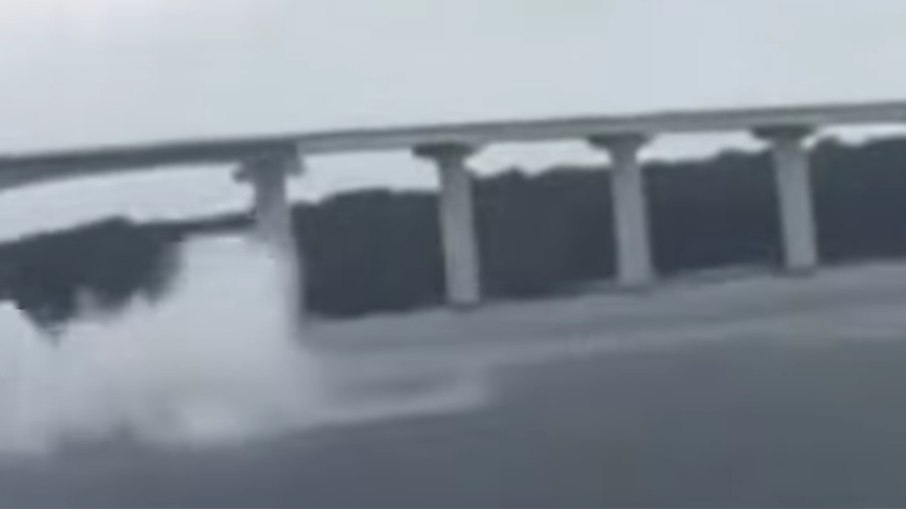 Helicóptero cai no mar na Malásia Helicóptero cai no mar na Malásia