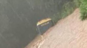 Motorista tira 12 crianças pela janela antes de ônibus afundar