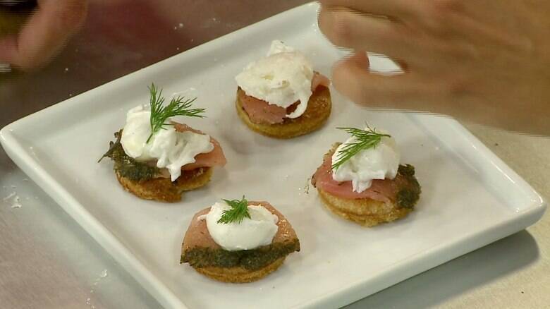 Veja como fazer um delicioso canapé de salmão