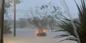 Mulher morre após ter o carro arrastado durante temporal em SP