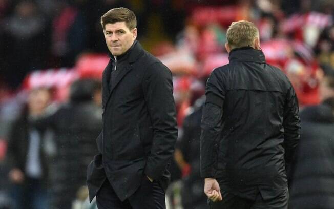 Gerrard testa positivo para a Covid-19 e não poderá comandar o Aston Villa nas próximas partidas