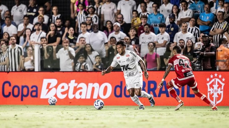 Braz%C3%A3o%20pega%20p%C3%AAnalti%20e%20evita%20derrota%20do%20Santos%20para%20o%20CRB%20na%20Vila