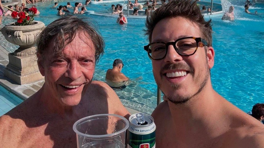 Fabio Porchat e o pai curtem dia de piscina na Hungria 