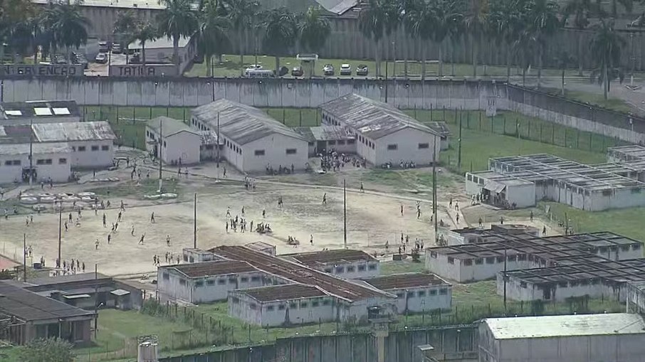 O subsecretário de Tratamento Penitenciário, Lúcio Flávio Correia Alves, e os inspetores Thiago Franco Lopes, Aleksandro dos Santos Rosa e Márcio Santos Ferreira foram afastados de suas funções. O subsecretário de Tratamento Penitenciário, Lúcio Flávio Correia Alves, e os inspetores Thiago Franco Lopes, Aleksandro dos Santos Rosa e Márcio Santos Ferreira foram afastados de suas funções.