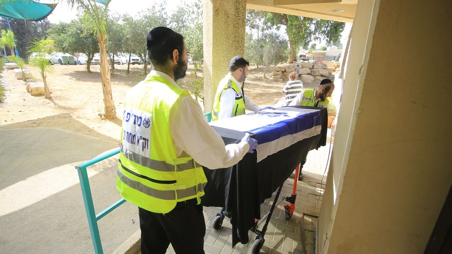 Os voluntários do Zaka