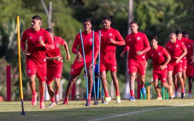Enquanto um clube luta pelo título e acesso, o outro quer garantir sua vida na Série B Enquanto um clube luta pelo título e acesso, o outro quer garantir sua vida na Série B