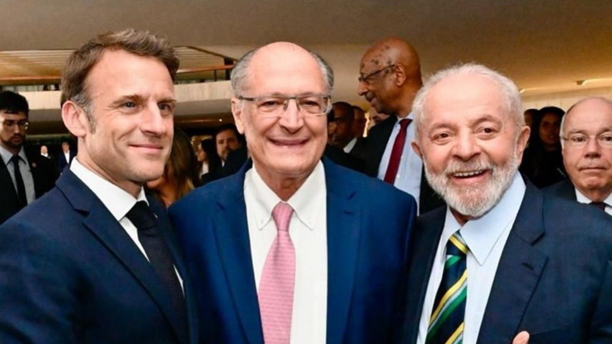 Presidente e vice-presidente, Lula e Alckmin, posam com o presidente da França, Macron, durante visita do francês ao Brasil