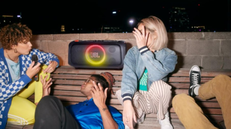 JBL PartyBox On the Go Essential é acompanhada por microfone 