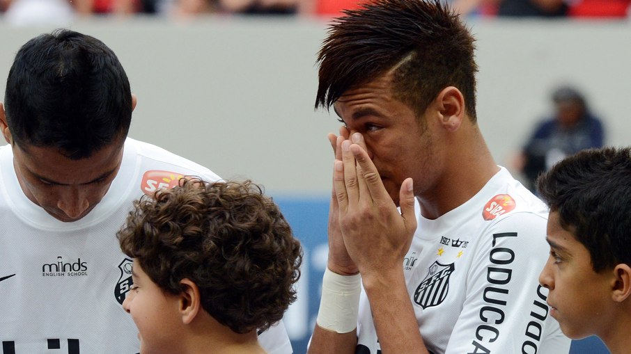 Neymar deixou o Santos em 2013 Neymar deixou o Santos em 2013