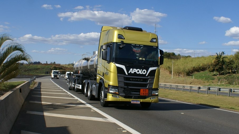 Caminhão transporta produto corrosivo em estrada de São Paulo