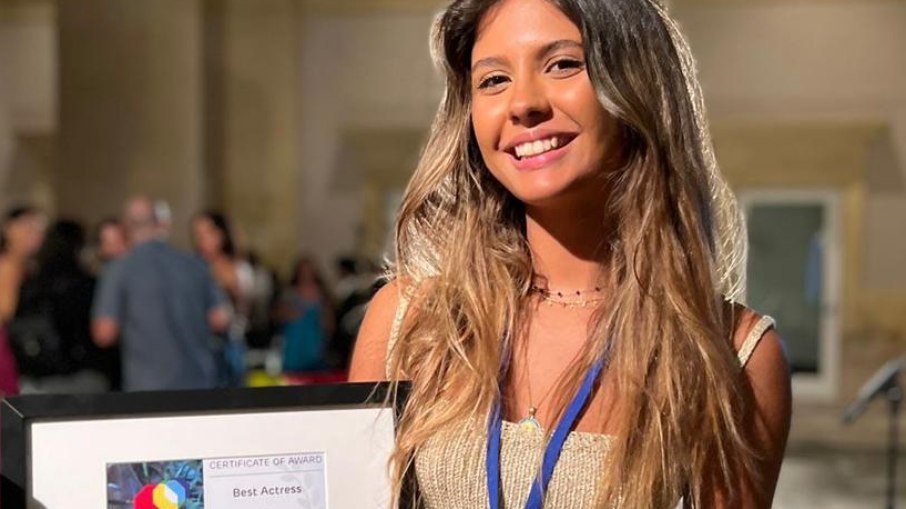 Mariana Lewis recebe prêmio de melhor atriz em festival na Itália