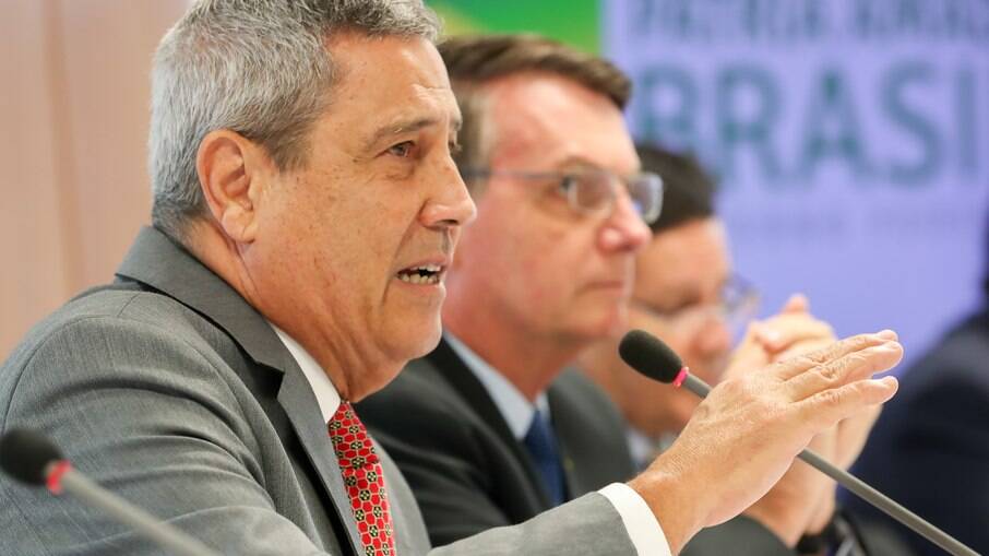  O General Walter Braga Netto, ministro da Defesa, e o presidente Jair Bolsonaro (sem partido) ao fundo