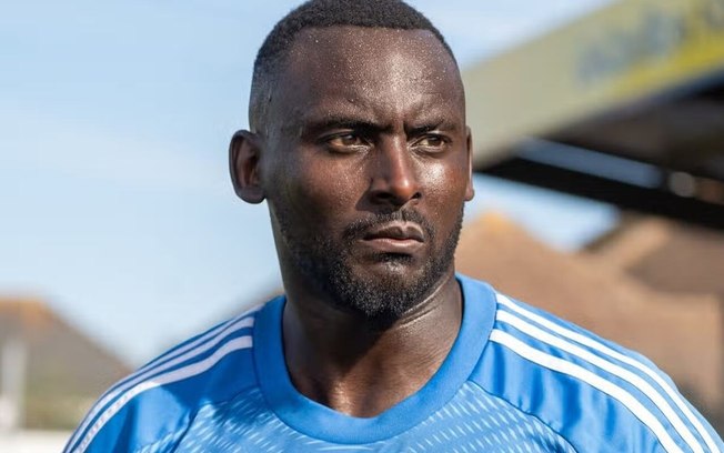 George Desmond Kamurasi, de 36 anos, defende o SE Dons, da nona divisão inglesa