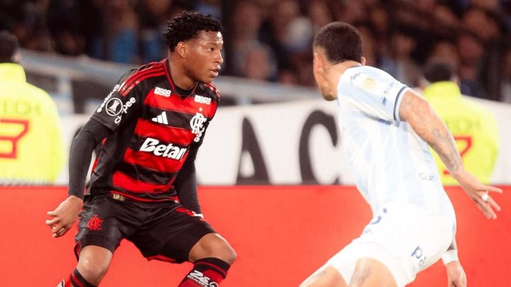 Com um a menos, Flamengo consegue segurar a pressão do Racing