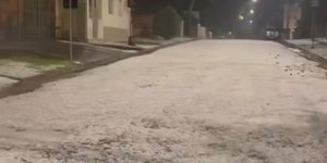 Granizo deixa ruas cobertas de gelo e cria cenário raro em MG