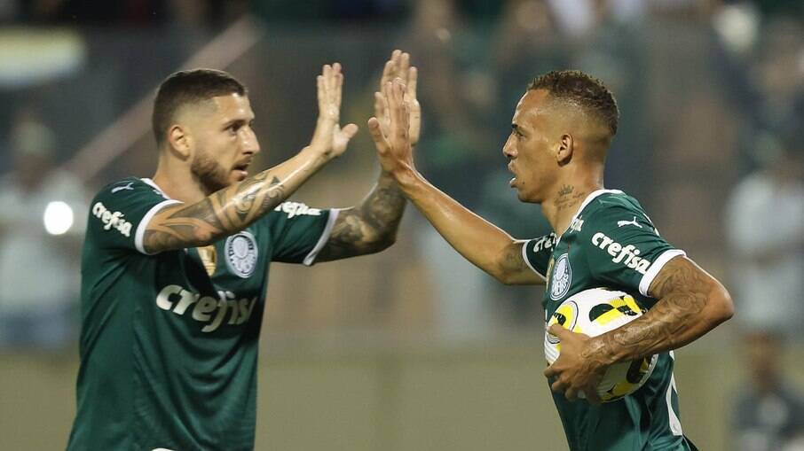 Breno Lopes comemora com Zé Rafael após marcar o gol de empate contra a Juazeirense