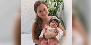 Bebê viraliza ao ser confundida com boneca reborn; vídeo