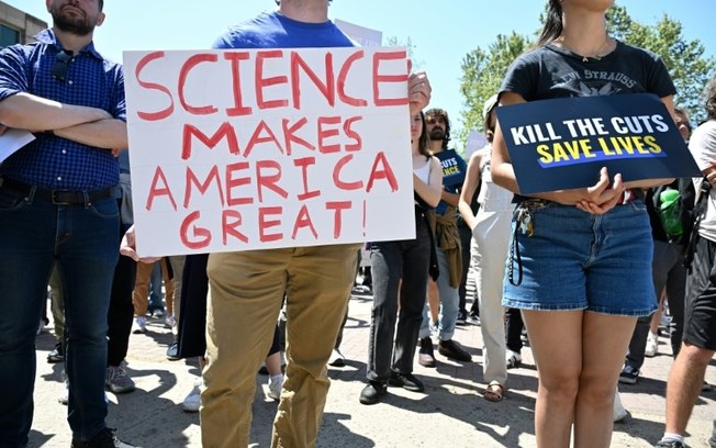Um protesto contra cortes massivos no financiamento federal para pesquisa no campus da UCLA em Los Angeles em 8 de abril de 2025