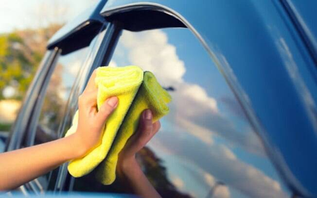 A borracha do limpador do para-brisa pode grudar no vidro se esquecer de retirá-lo antes de deixar seu carro parado. 