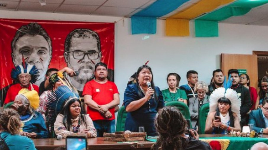 Joenia Wapichana, presidente da Fundação Nacional dos Povos Indígenas, discursa ao lado da ministra dos Povos Indígenas, Sonia Guajajara