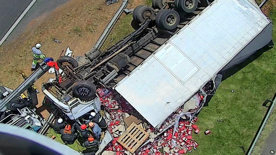 Caminhão carregado de cerveja tombou e deixou o motorista ferido.