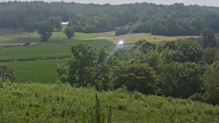 Helic%C3%B3ptero%20bate%20em%20fio%20e%20cai%20em%20fazenda%3B%20assista