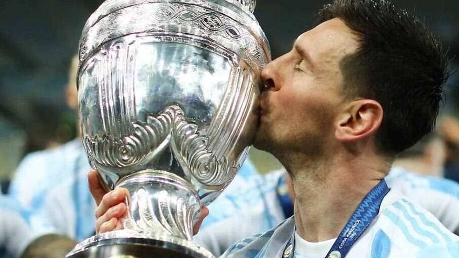 Messi beija o troféu da Copa América