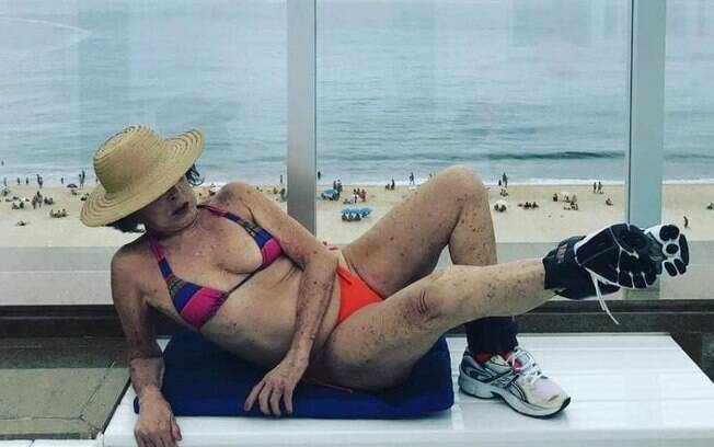 Betty Faria praticando exercícios em sua cobertura, no Rio de Janeiro
