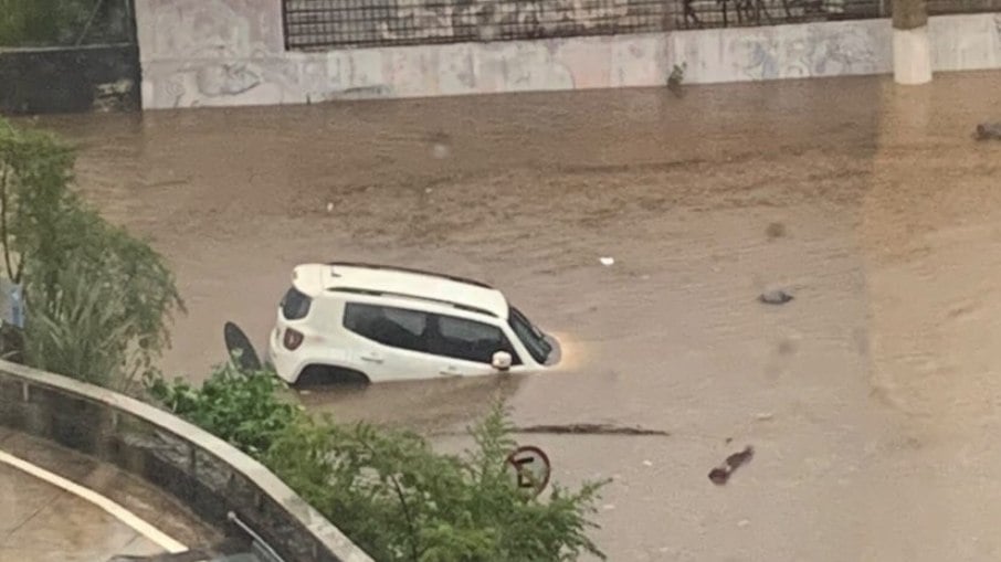 Carro ficou submerso após chuvas em São Paulo