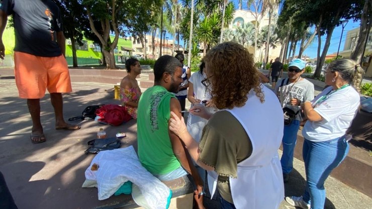 Vacinação contra gripe chega à população de rua em Vinhedo