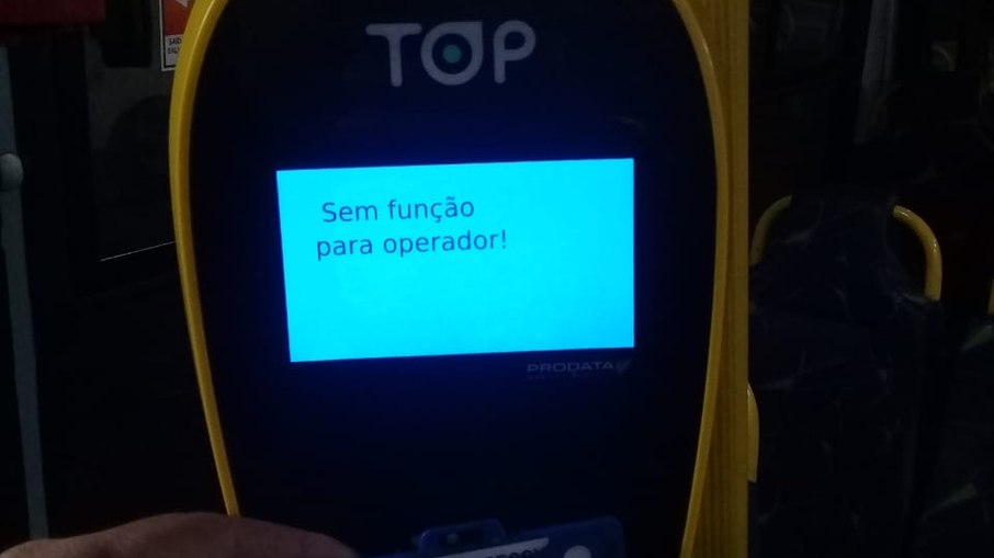 Validador desligado em um micro-ônibus. Validador desligado em um micro-ônibus.